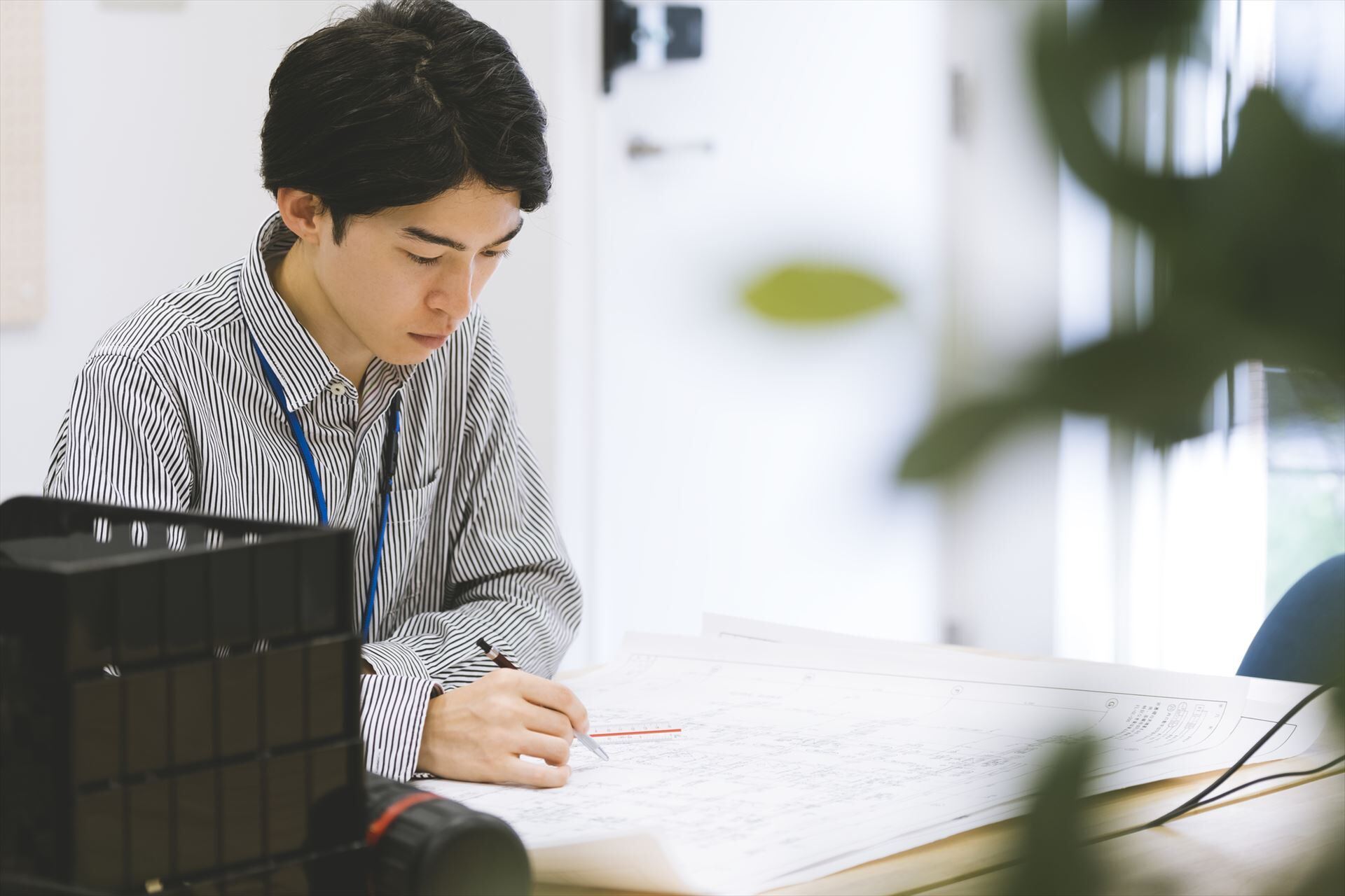 設計図を書く設計士